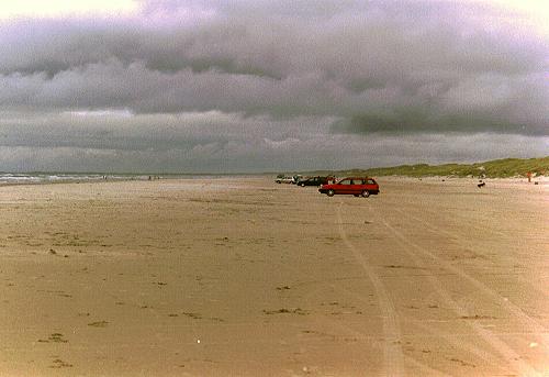 hier darf man mit Autos auf den Strand