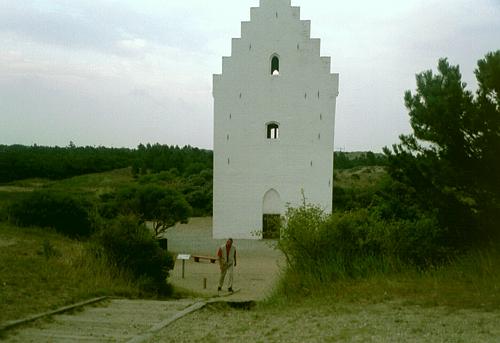 die im Sand versunkene Kirche